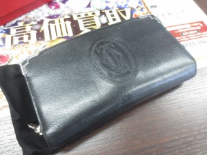 買取専門 東京市場 八戸 売市店 ブランド 財布 カルティエ ジップ サイフ 買取 です。