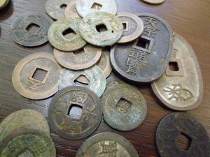 古銭や記念硬貨の価値を明らかにします　買取専門 東京市場 姶良国道10号店