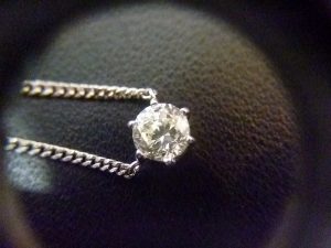 ダイヤモンドの売却は、その場で金額の出る しまむら横の 買取専門 東京市場 姶良店