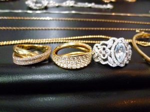 貴金属にダイヤモンド 両方とも しまむら横の 買取専門 東京市場 姶良店にお任せ!!