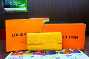 いづろ 中町 金生町 照国通り 東京市場 天文館 御着屋交番前店 ブランド ルイヴィトン 財布 買取しました。