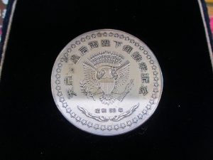 買取専門 東京市場 いづろ 照国通り 天文館 御着屋交番前店 銀製品 記念メダル 買取しました。