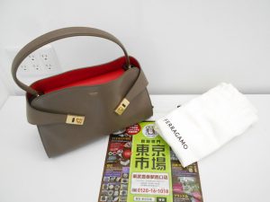 春日部市内！ 買取専門 東京市場 東武豊春駅西口店 フェラガモ ハグ ショルダーバッグ買取しました。