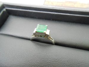 日立市内！買取専門 東京市場 メガドンキ 日立店 宝石 プラチナ エメラルド リング 買取しました。