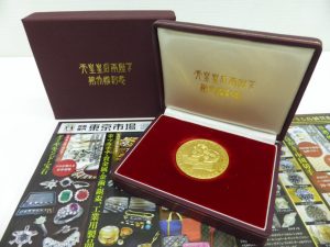 町田市 相模原 買取専門 東京市場 町田駅前コビルナ店 貴金属 純金 天皇皇后両陛下御外遊記念 記念メダル 買取しました。